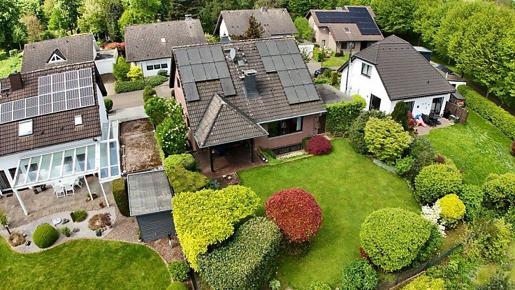 Foto GETREU UNSEREM CREDO: Ihre Immobilie hat das BESTE verdient, erstellen wir auf Wunsch Luftaufnahmen bzw. Videos in 4K-Qualit�t Ihrer Immobilie. Sprechen Sie uns gerne an.