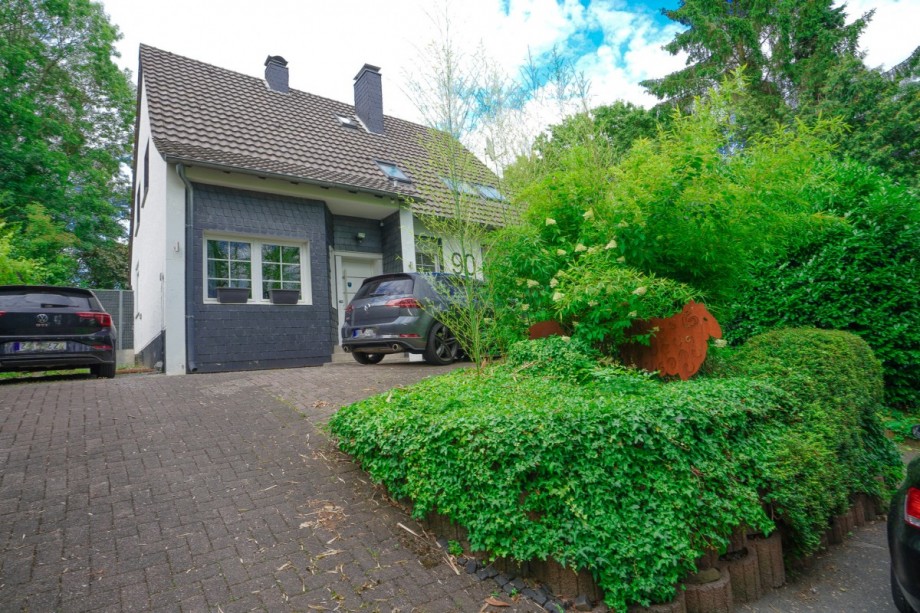 Vorderansicht Zweifamilienhaus Solingen