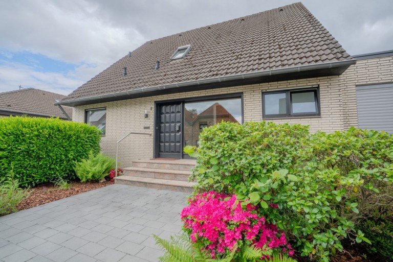 Au�enansicht J�chen Einfamilienhaus Freistehendes Einfamilienhaus mit park�hnlichem S�dgarten.