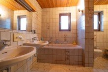 Badezimmer +++ VERKAUFT +++ Wundersch�ner wei�er Winkelbungalow, das ideale Zuhause f�r eine junge Familie!