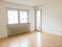 Wohnzimmer +++ VERKAUFT +++ D-Oberkassel / Sehr gut aufgeteilte 4- Zimmer-Eigentumswohnung in ruhiger Lage!