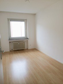 Kinderzimmer +++ VERKAUFT +++ D-Oberkassel / Sehr gut aufgeteilte 4- Zimmer-Eigentumswohnung in ruhiger Lage!