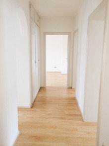 Flur +++ VERKAUFT +++ D-Oberkassel / Sehr gut aufgeteilte 4- Zimmer-Eigentumswohnung in ruhiger Lage!