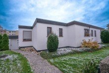 Vorderansicht +++ VERKAUFT +++ Wundersch�ner wei�er Winkelbungalow, das ideale Zuhause f�r eine junge Familie!