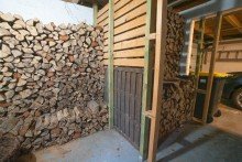 Vorrat Kaminholz +++ VERKAUFT +++ Wundersch�ner wei�er Winkelbungalow, das ideale Zuhause f�r eine junge Familie!