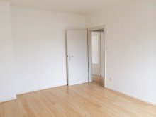 Schlafzimmer +++ VERKAUFT +++ D-Oberkassel / Sehr gut aufgeteilte 4- Zimmer-Eigentumswohnung in ruhiger Lage!