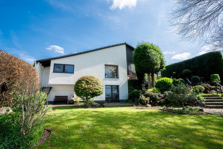 R�ckansicht Linnich-K�rrenzig Einfamilienhaus +++ VERKAUFT +++ Exklusiver Bungalow in privilegierter Villenlage mit Panoramablick und park�hnlichem Grundst�ck