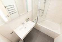 Badezimmer Top 3-Zimmer-Eigentumswohnung mit S�dbalkon in Gr�nlage.
