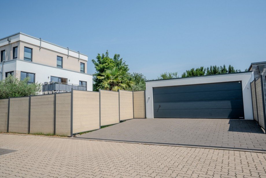Doppelgarage + Parkfl�che Haus Grevenbroich
