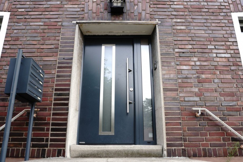 Eingang Mehrfamilienhaus D�sseldorf