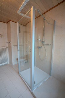 Badezimmer OG +++ VERKAUFT +++ Interessantes Haus mit Gestaltungsm�glichkeiten f�r die Familie - Energieeffizienzklasse C