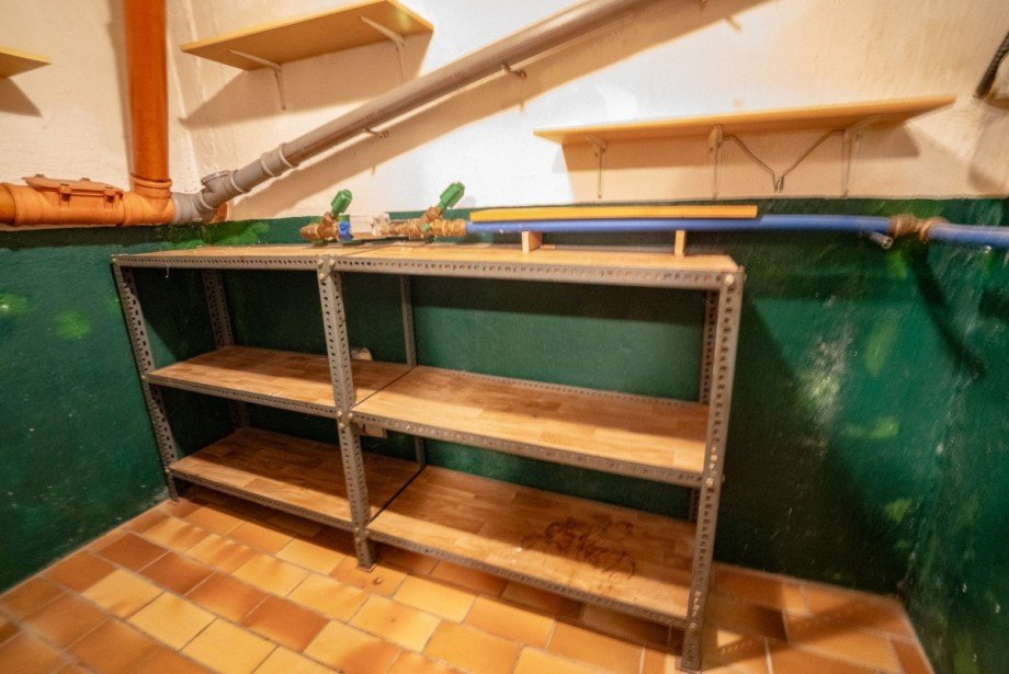 Keller Doppelhaush�lfte Titz