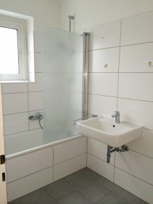 Badezimmer +++ VERKAUFT +++ D-Oberkassel / Sehr gut aufgeteilte 4- Zimmer-Eigentumswohnung in ruhiger Lage!