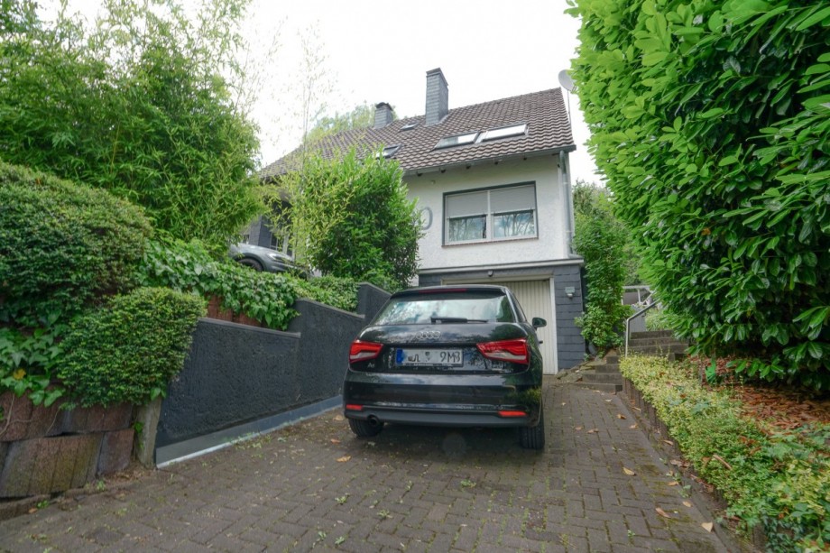 Garagenzufahrt Zweifamilienhaus Solingen