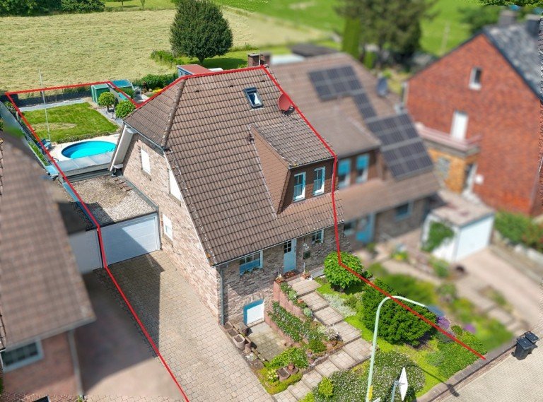 Luftaufnahme Titz-Hasselsweiler Doppelhaush�lfte +++ VERKAUFT +++ Titz-Hasselsweiler / Top DHH mit Urlaubsflair. Mediterraner Garten, Pool & Sauna!