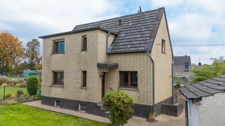 Au�enansicht Bedburg Einfamilienhaus +++ VERKAUFT +++ Gepflegtes freistehendes Einfamilienhaus mit viel Potenzial in Bedburg-Kirchherten