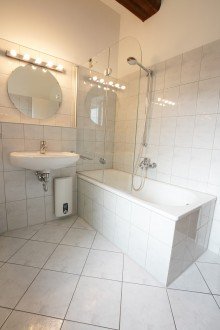 Badezimmer I. +++ VERKAUFT +++ DENK(mal) RARIT�T auf historischem Gutshof!