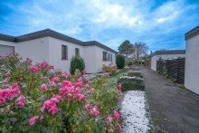 Vorderansicht +++ VERKAUFT +++ Wundersch�ner wei�er Winkelbungalow, das ideale Zuhause f�r eine junge Familie!