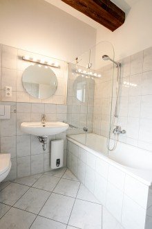Badezimmer I. +++ VERKAUFT +++ DENK(mal) RARIT�T auf historischem Gutshof!
