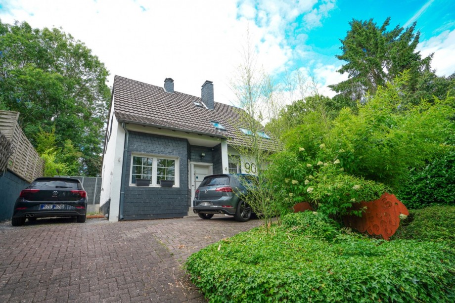 Vorderansicht Zweifamilienhaus Solingen
