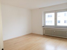 Wohnzimmer +++ VERKAUFT +++ D-Oberkassel / Sehr gut aufgeteilte 4- Zimmer-Eigentumswohnung in ruhiger Lage!