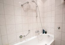 Badezimmer +++ VERKAUFT +++ D-Friedrichstadt Grundsolides Mehrfamilienhaus