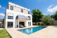 Bild (d8c0a8ce8b2793f4be0db88205cf7954): 1A Wohn- und Gesch�ftshaus mit Pool, Praxisfl�che und attraktiver Mieteinnahme