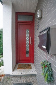 Eingang +++ VERKAUFT +++ Wundersch�ner wei�er Winkelbungalow, das ideale Zuhause f�r eine junge Familie!