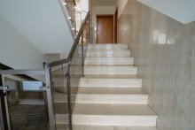 Treppenhaus D-Oberkassel, Rheinallee Top 2-Zimmer-Wohnung mit Einbauk�che, Balkon mit Gr�nblick