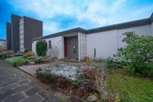 Vorderansicht +++ VERKAUFT +++ Wundersch�ner wei�er Winkelbungalow, das ideale Zuhause f�r eine junge Familie!