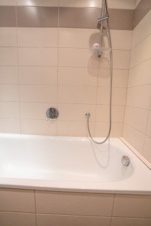 Badezimmer +++ VERKAUFT +++ D-Friedrichstadt Grundsolides Mehrfamilienhaus
