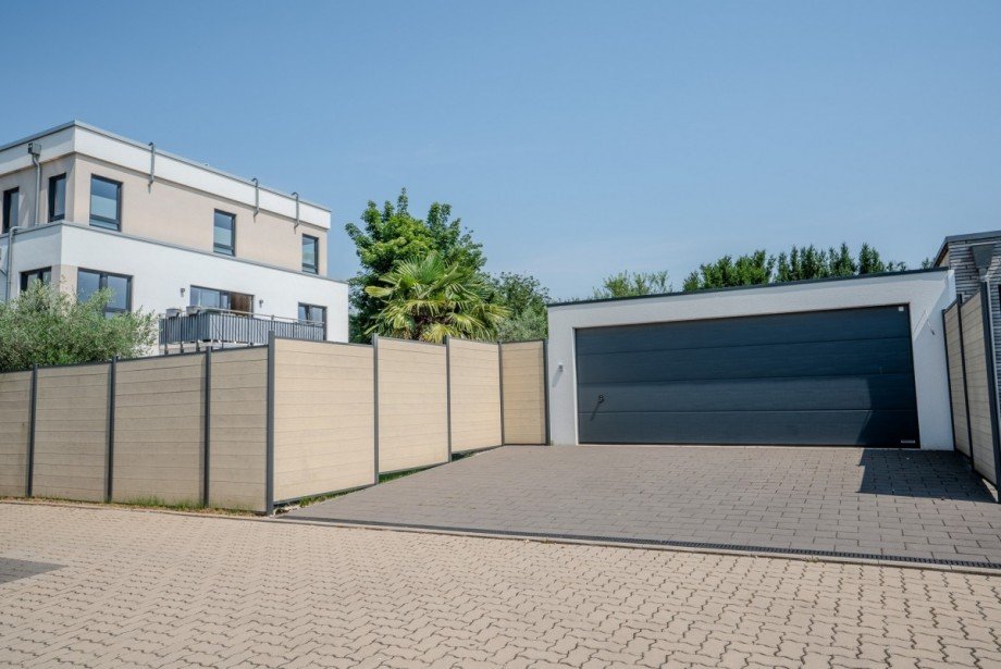 Doppelgarage + Parkfl�che Wohn- / Gesch�ftshaus Grevenbroich